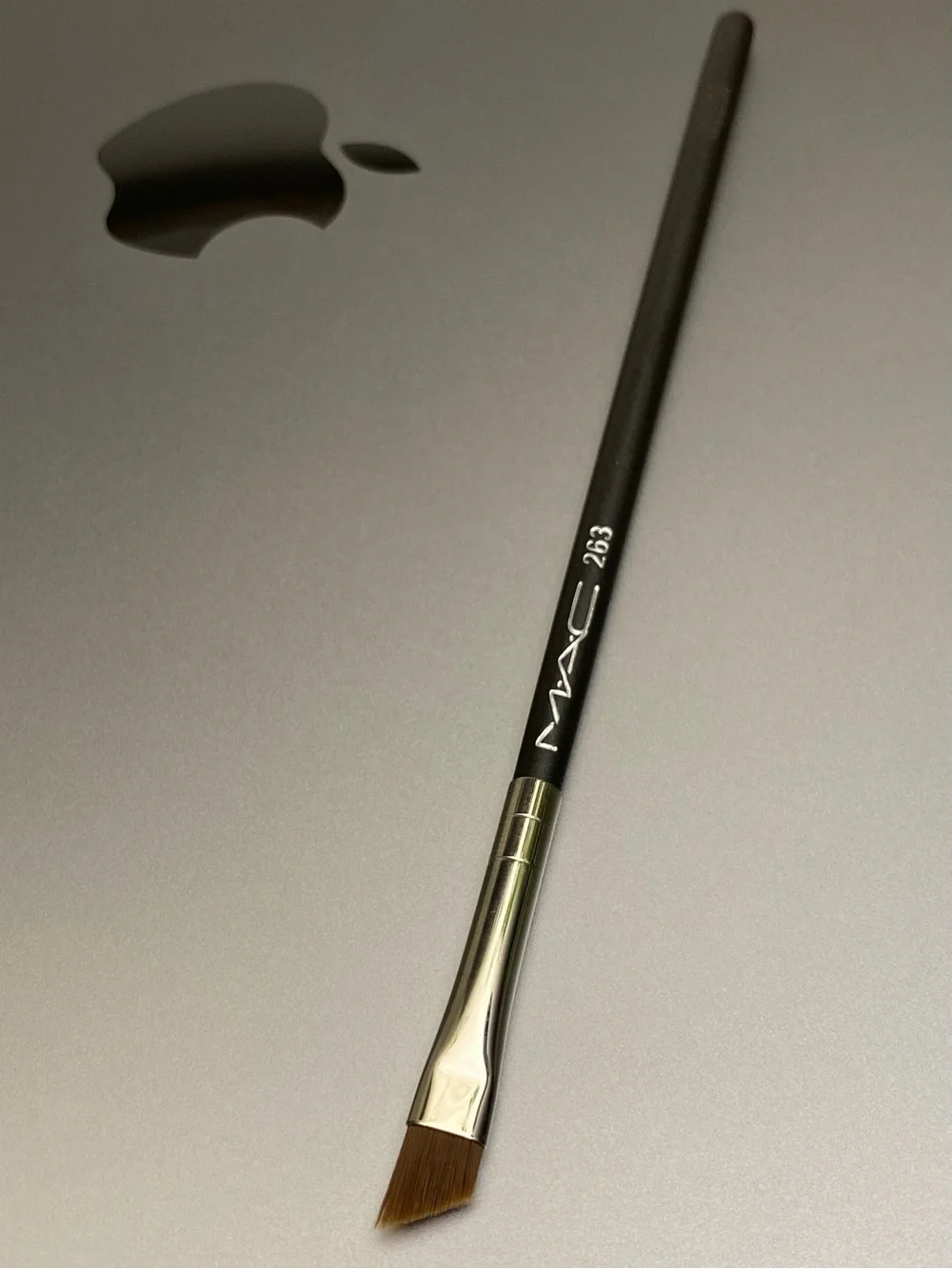 MAC 263 Small Angle Brush